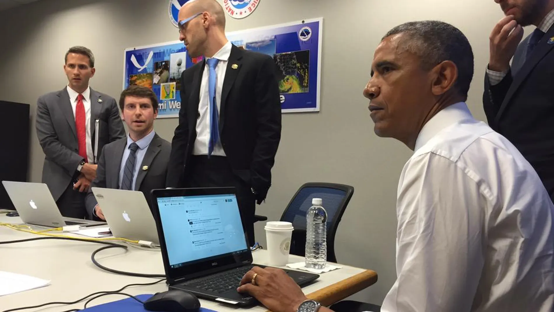 Barack Obama, contestando a preguntas a través de Twitter Barack Obama, contestando a preguntas a través de Twitter