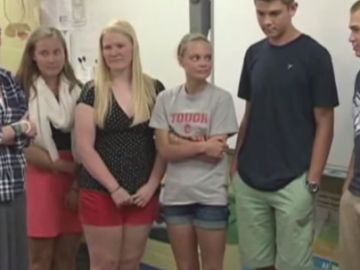 Un grupo de estudiantes dona el dinero de su viaje de fin de curso a su profesora enferma Un grupo de estudiantes dona el dinero de su viaje de fin de curso a su profesora enferma