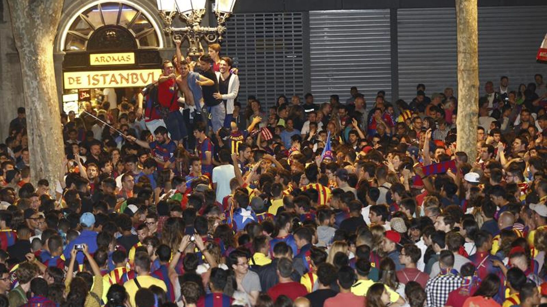 Aficionados en la fuente de Canaletas