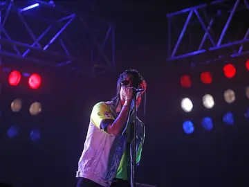 El cantante del grupo The Strokes vestido con una camiseta del FC Barcelona El cantante del grupo The Strokes vestido con una camiseta del FC Barcelona