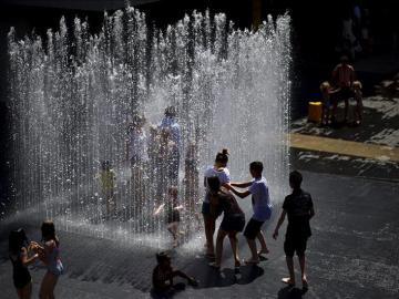 Varios niños en una fuente de Londres