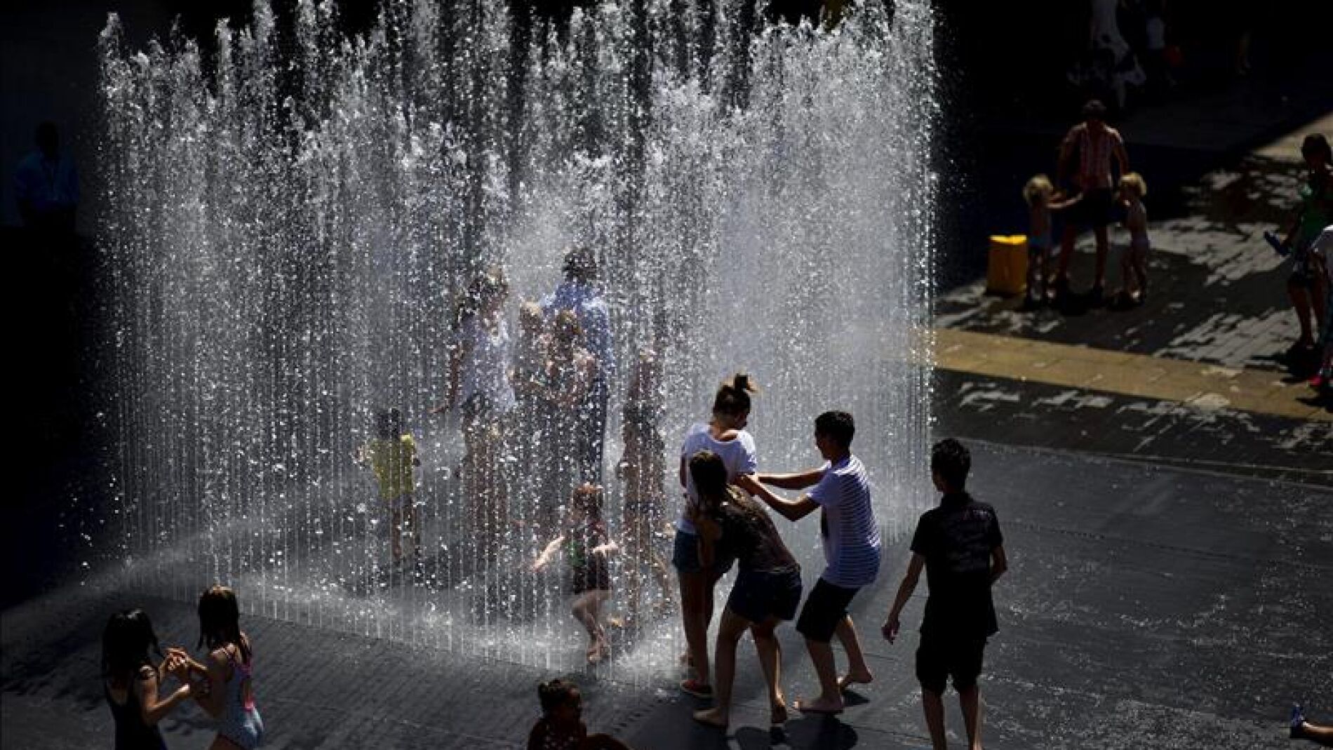 Varios ni&ntilde;os en una fuente de Londres