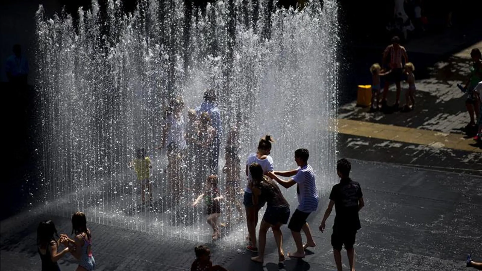 Varios niños en una fuente de Londres Varios niños en una fuente de Londres