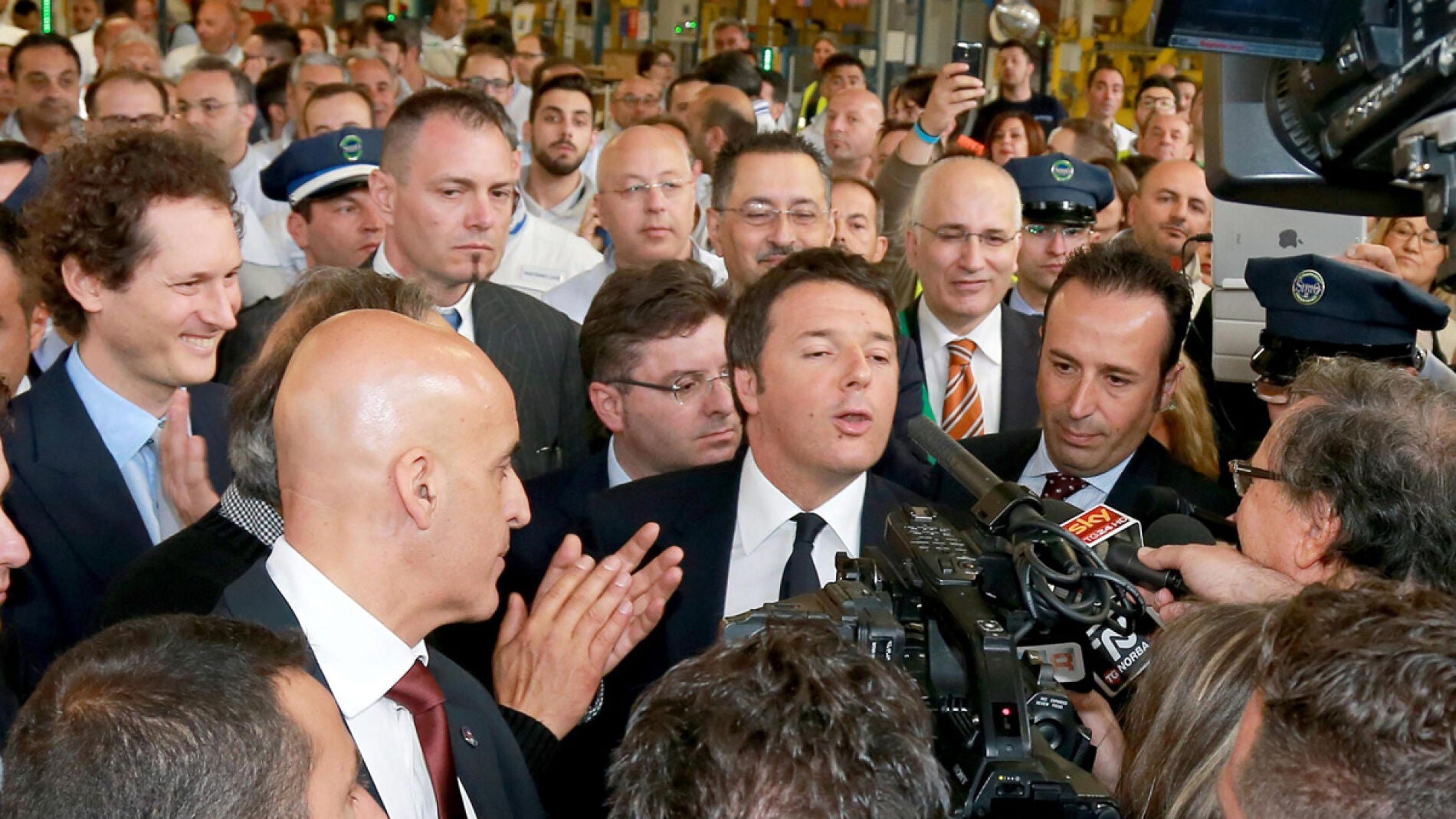 Matteo Renzi atiende a los medios