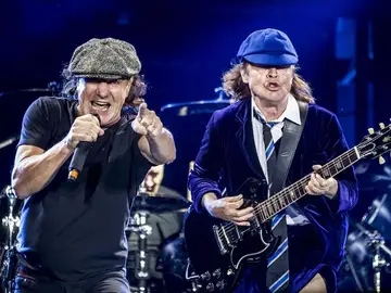 Brian Johnson y Angus Young en plena acción. Brian Johnson y Angus Young en plena acción.