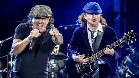 Brian Johnson y Angus Young en plena acción. Brian Johnson y Angus Young en plena acción.
