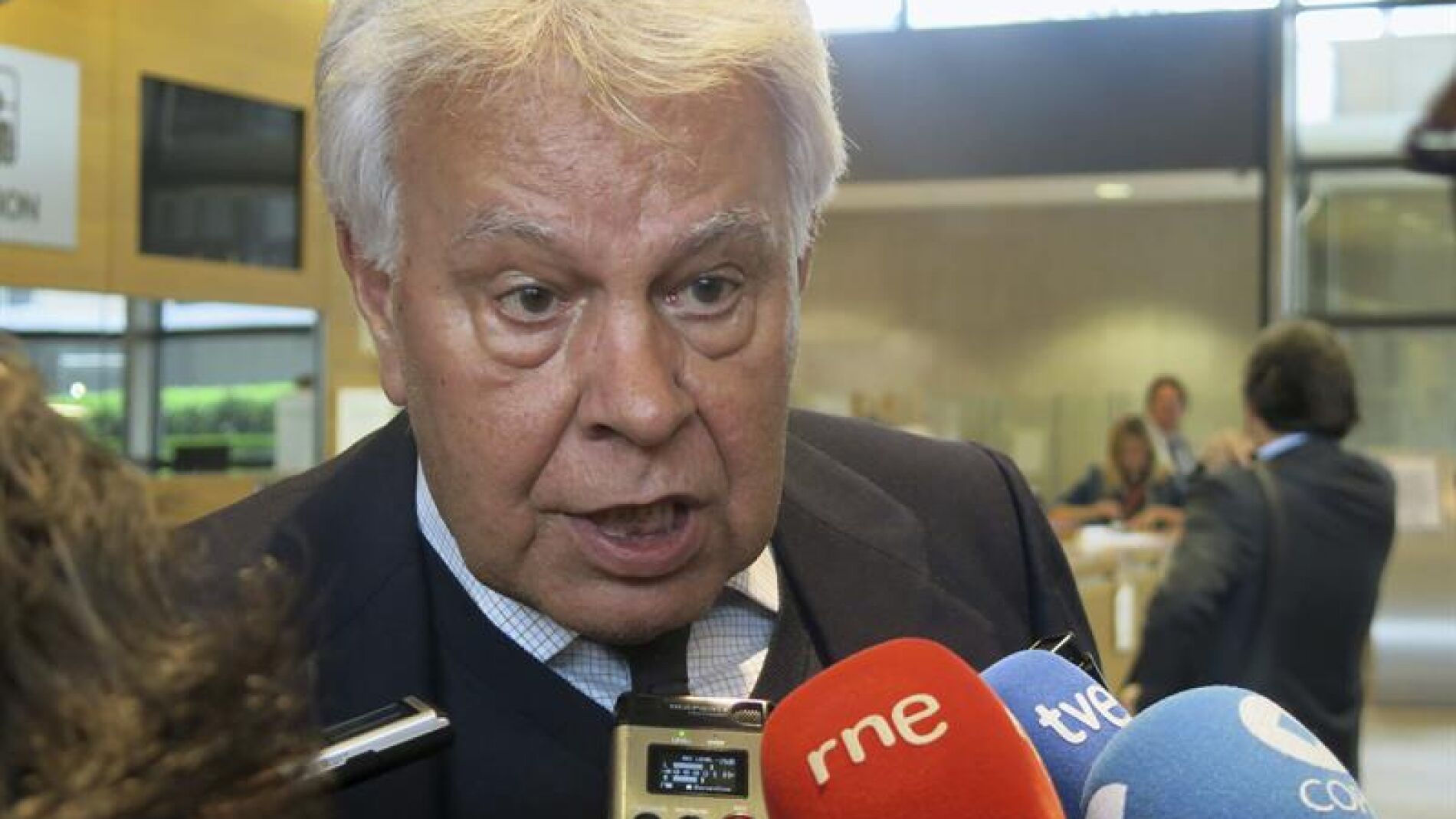 Felipe Gonz&aacute;lez acusa a Podemos de "veletas" pero ve "inimaginables" pactos con PP