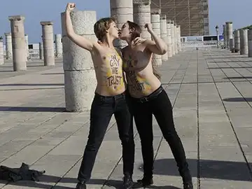 Dos activistas de Femen se besan en la Tour Hassan, en Rabat Dos activistas de Femen se besan en la Tour Hassan, en Rabat