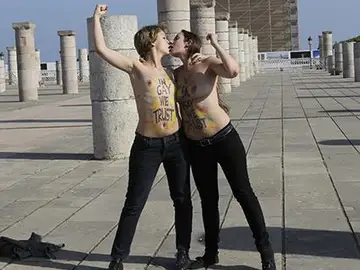 Dos activistas de Femen se besan en la Tour Hassan, en Rabat Dos activistas de Femen se besan en la Tour Hassan, en Rabat