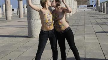 Dos activistas de Femen se besan en la Tour Hassan, en Rabat