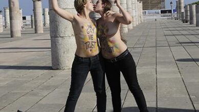 Detenidas las dos activistas de Femen que se han fotografiado en toples en Rabat