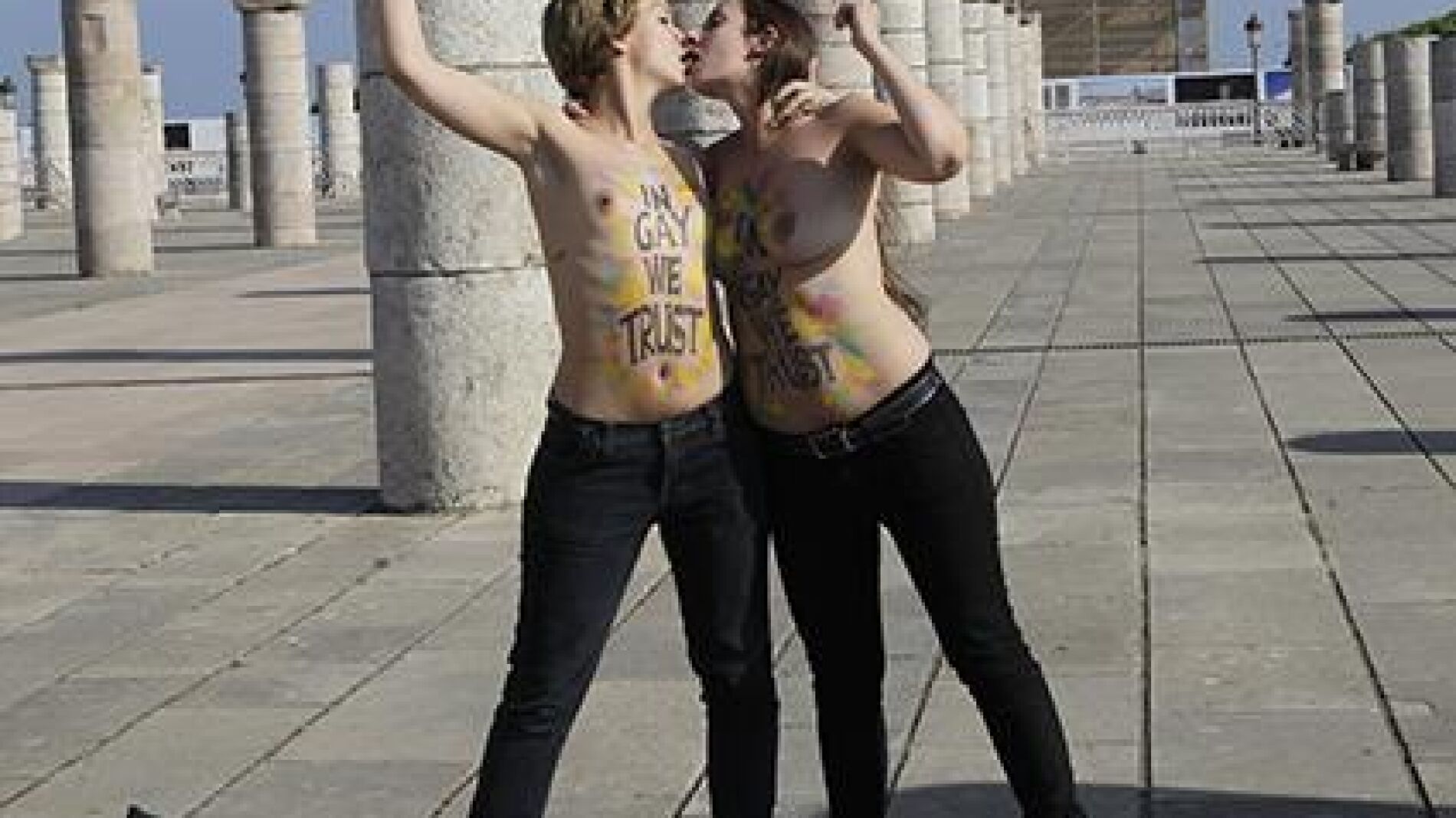 Dos activistas de Femen se besan en la Tour Hassan, en Rabat