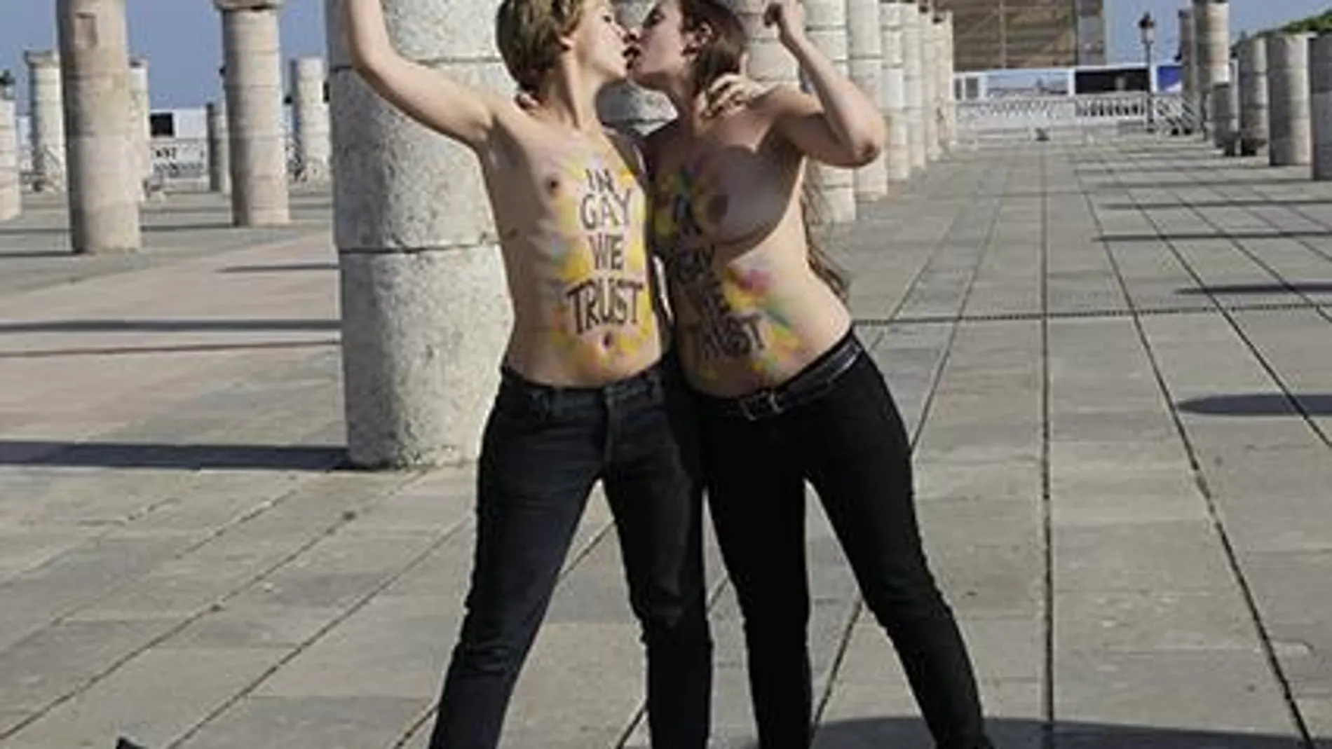 Dos activistas de Femen se besan en la Tour Hassan, en Rabat Dos activistas de Femen se besan en la Tour Hassan, en Rabat