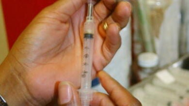Detectan la bacteria de la difteria en un adulto cercano a los ocho niños portadores