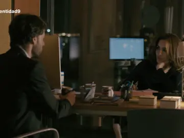 María y Juan tiene un momento íntimo en la oficina María y Juan tiene un momento íntimo en la oficina