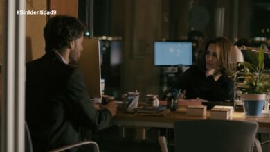 María y Juan tienen un momento íntimo en la oficina