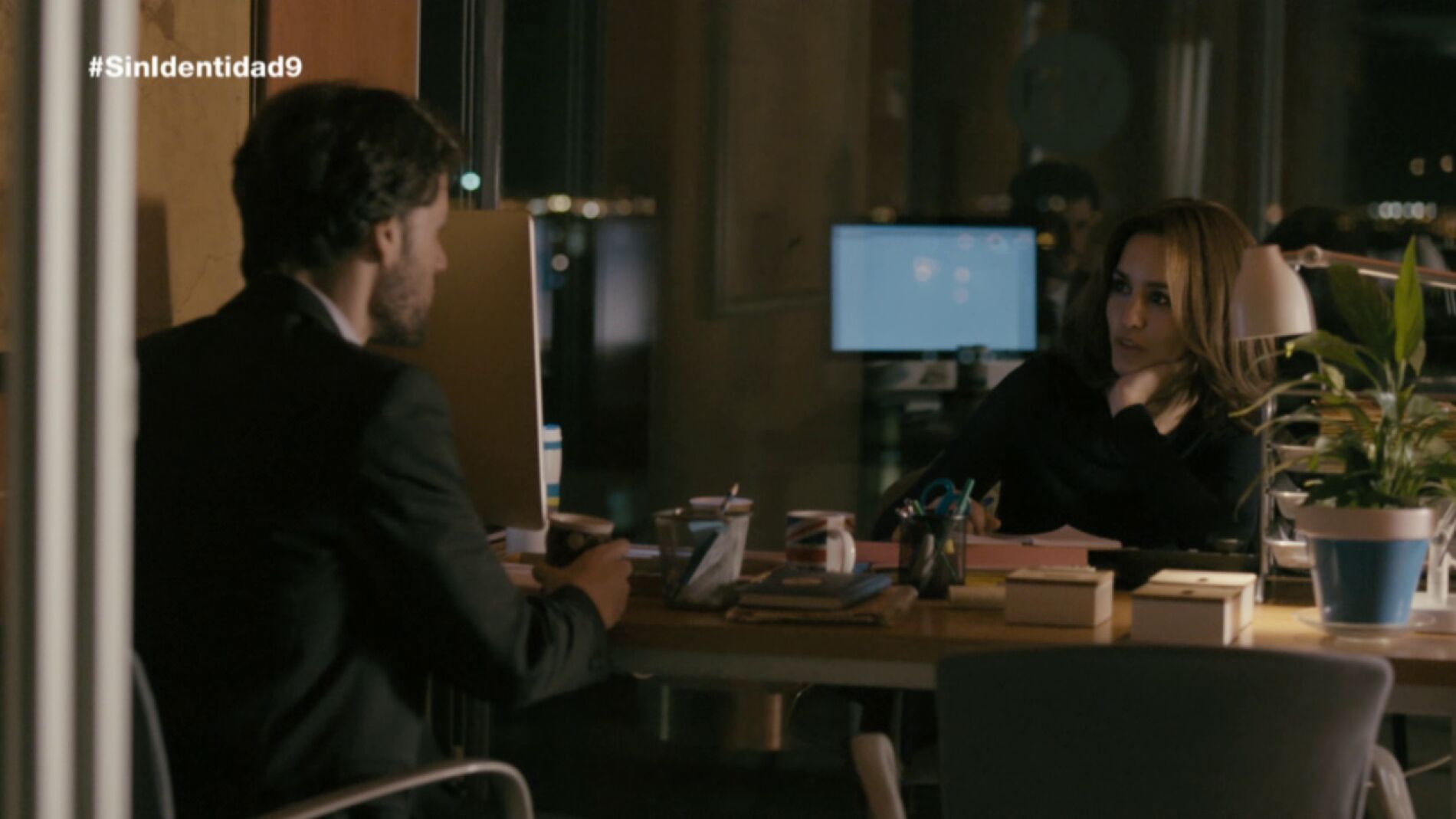 Mar&iacute;a y Juan tiene un momento &iacute;ntimo en la oficina