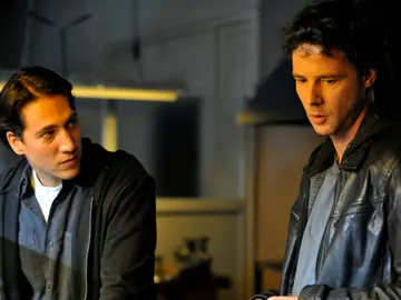 Alberto Amman es Miguel y Eloy Azorín es Sastre en 'Apaches' Alberto Amman es Miguel y Eloy Azorín es Sastre en 'Apaches'