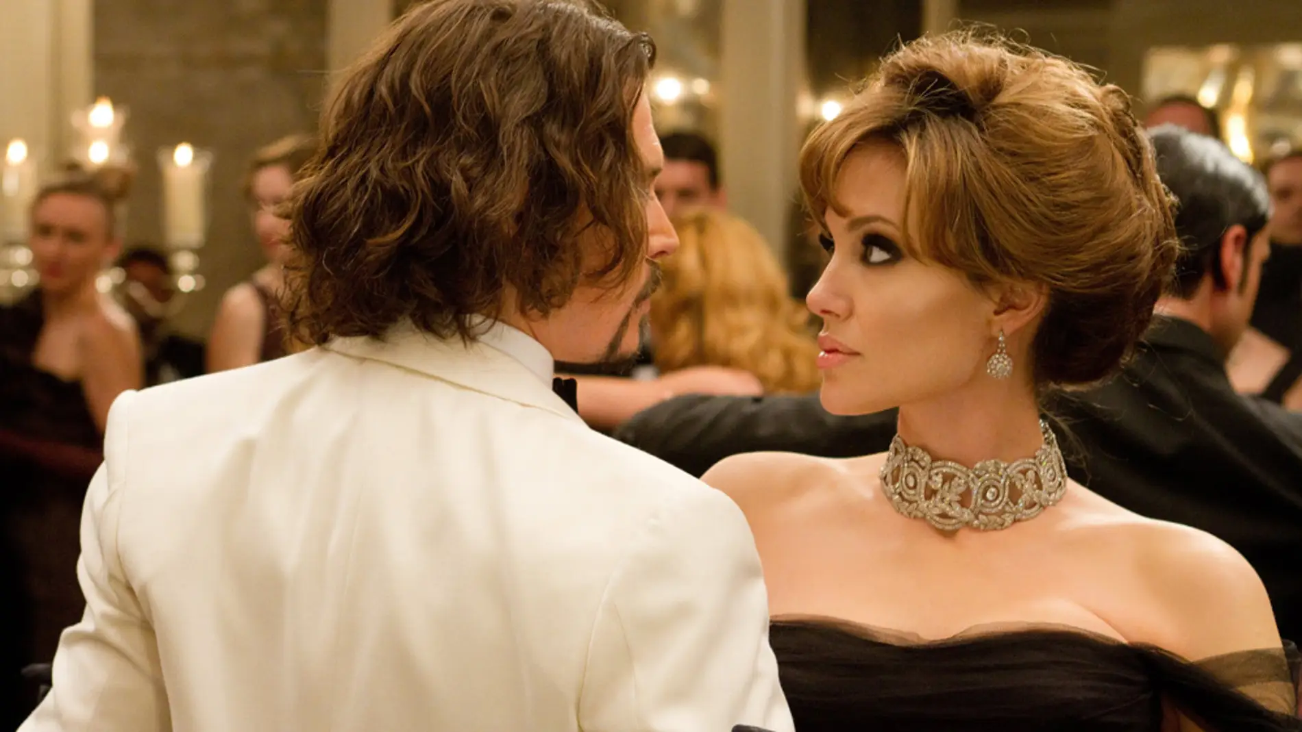 Angelina Jolie interpretó en 'The Tourist' a Elise, una atractiva y misteriosa mujer que elije a Frank (Johnny Depp) para hacerle creer a las autoridades que es su amante prófugo