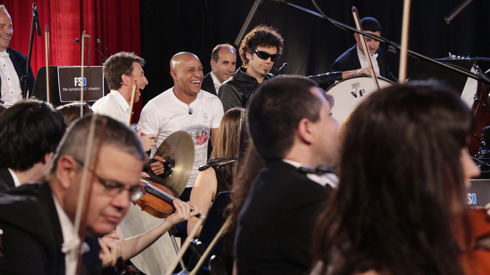 Roberto Carlos toca en la Film Symphony Orchestra