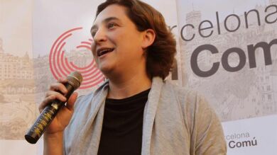 Colau llama a los ciudadanos a que participen en la toma de decisiones a través de Internet 