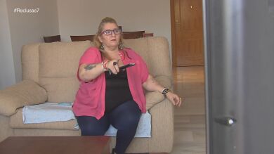 Una exreclusa presencia indignada la salida de Isabel Pantoja de prisión