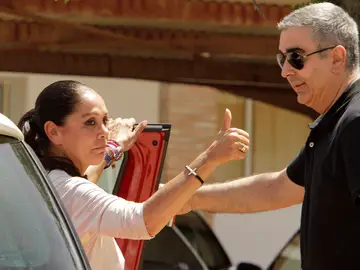 Isabel Pantoja hace un gesto de ok a sus fans Isabel Pantoja hace un gesto de ok a sus fans