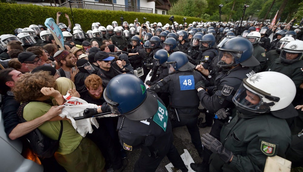 Miles de personas se manifiestan en Alemania contra la cumbre del G7