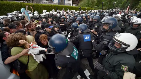 Miles de personas se manifiestan en Alemania contra la cumbre del G7 Miles de personas se manifiestan en Alemania contra la cumbre del G7