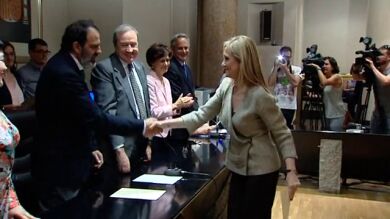 Los diputados de Madrid recogen acreditaciones sin saber quién les gobernará