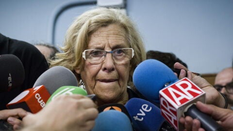 Manuela Carmena habla para los medios