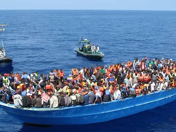 La Guardia Civil rescata a casi 600 inmigrantes La Guardia Civil rescata a casi 600 inmigrantes