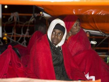 Inmigrantes atendidos a su llegada a Ceuta