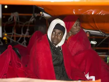 Inmigrantes atendidos a su llegada a Ceuta Inmigrantes atendidos a su llegada a Ceuta
