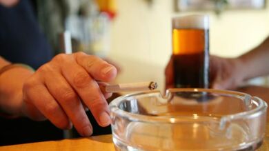 Cada español consume 2.481 cigarrillos y 113 litros de alcohol al año