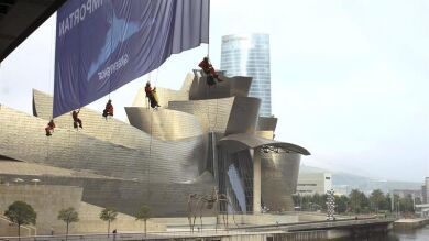 Activistas de Greenpeace se cuelgan desde el puente de La Salve de Bilbao