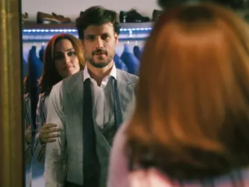 María insiste en coquetearle a Juan María insiste en coquetearle a Juan