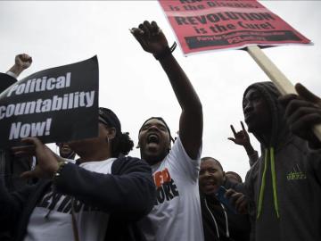 Un grupo de manifestantes denuncia la agresión a una adolescente negra en Texas. 