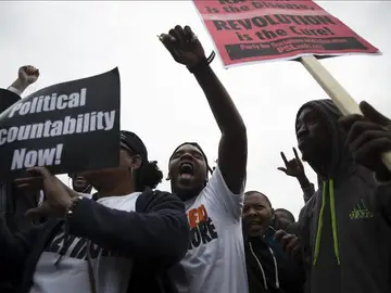 Un grupo de manifestantes denuncia la agresión a una adolescente negra en Texas. Un grupo de manifestantes denuncia la agresión a una adolescente negra en Texas.