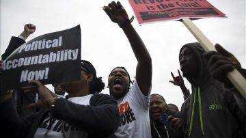Un grupo de manifestantes denuncia la agresión a una adolescente negra en Texas. 