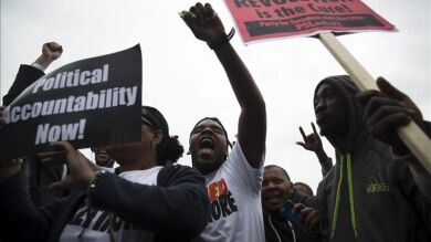 Cientos de personas protestan en Texas contra la agresión de una adolescente negra en una piscina