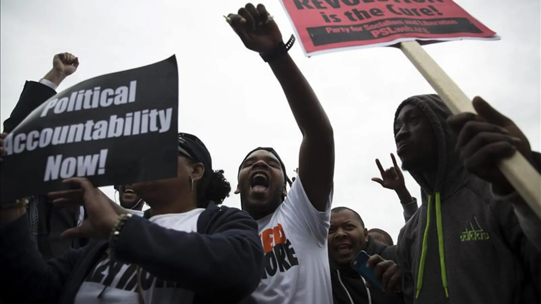 Un grupo de manifestantes denuncia la agresión a una adolescente negra en Texas. Un grupo de manifestantes denuncia la agresión a una adolescente negra en Texas.