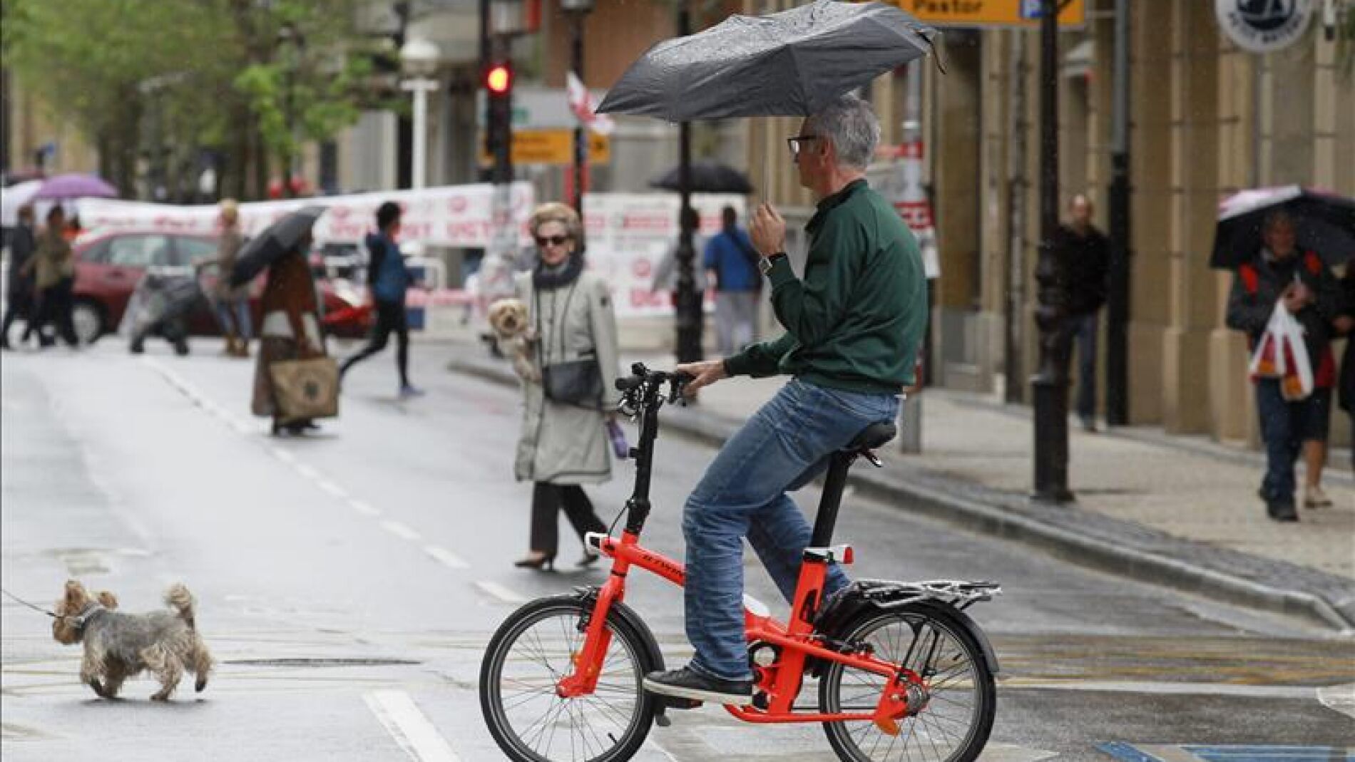 Un se&ntilde;or se resguarda de la lluvia