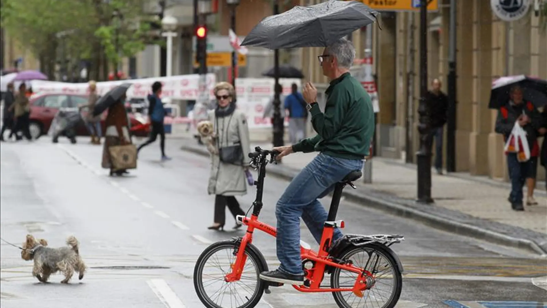 Un señor se resguarda de la lluvia Un señor se resguarda de la lluvia