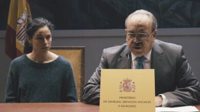 Enrique arruina los planes de María desvelando la muerte de la paciente enferma