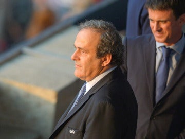 Manuel Valls junto a Platini
