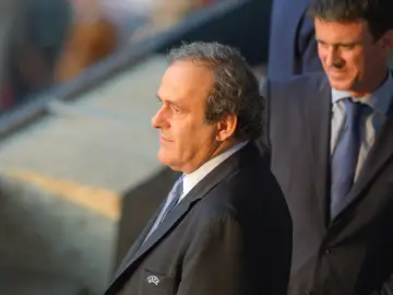 Manuel Valls junto a Platini Manuel Valls junto a Platini