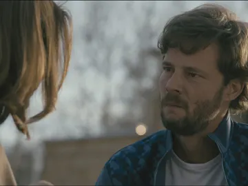 María y Pablo hablan en un parque María y Pablo hablan en un parque