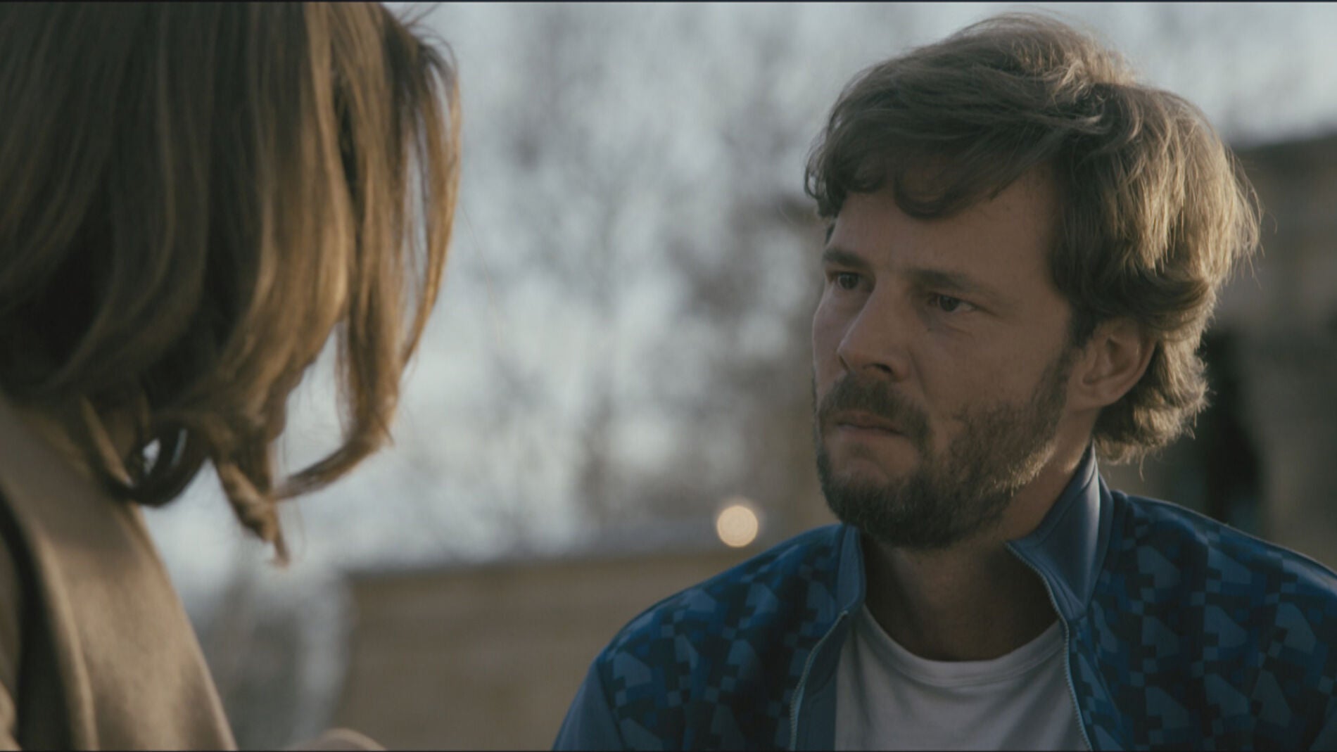 Mar&iacute;a y Pablo hablan en un parque