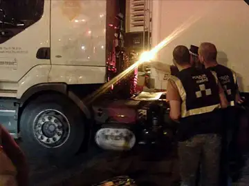 La Policía inspecciona el camión en el que viajaba el fallecido. La Policía inspecciona el camión en el que viajaba el fallecido.